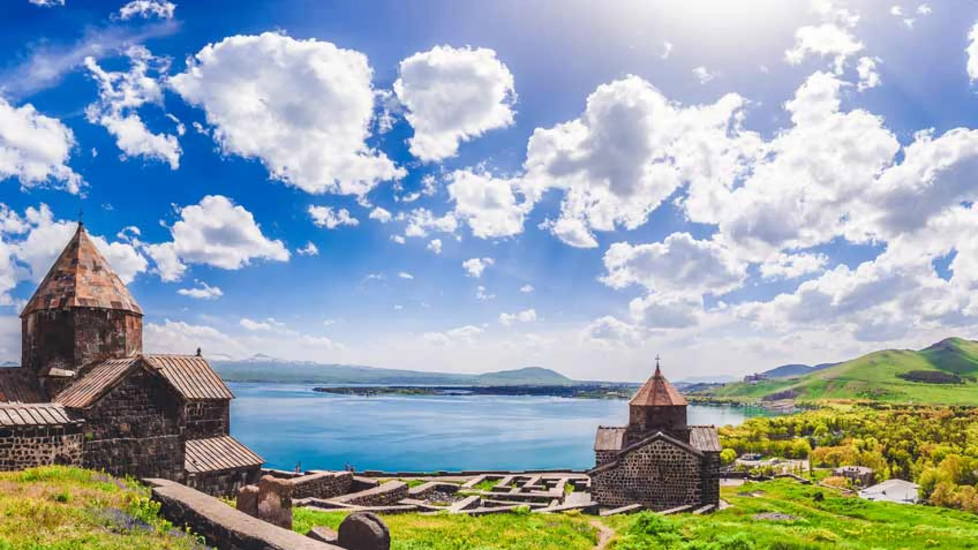 Высокогорное озеро Севан