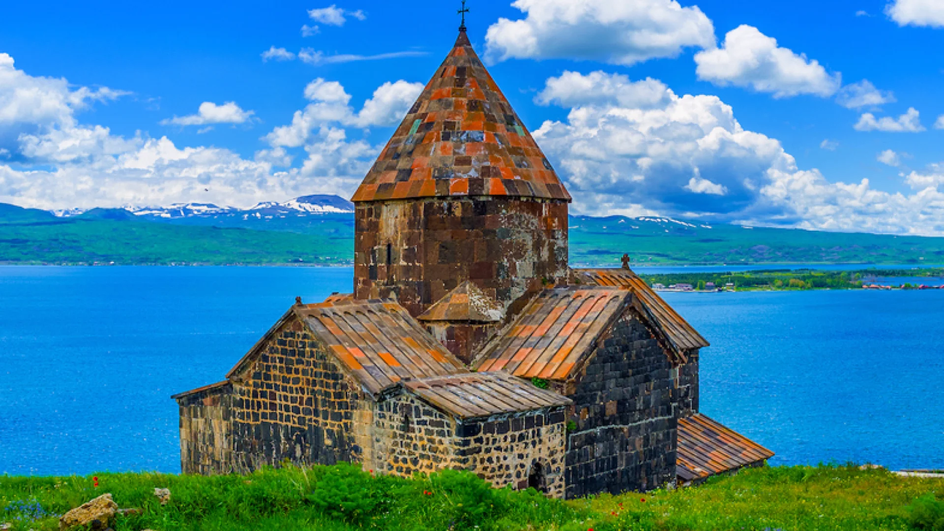 Высокогорное озеро Севан